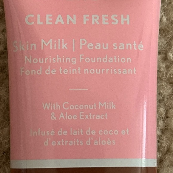 Covergirl Clean Fresh Skin Milk Nourishing Foundation, 1FL OZ, 640-Dark new - Picture 10 of 11